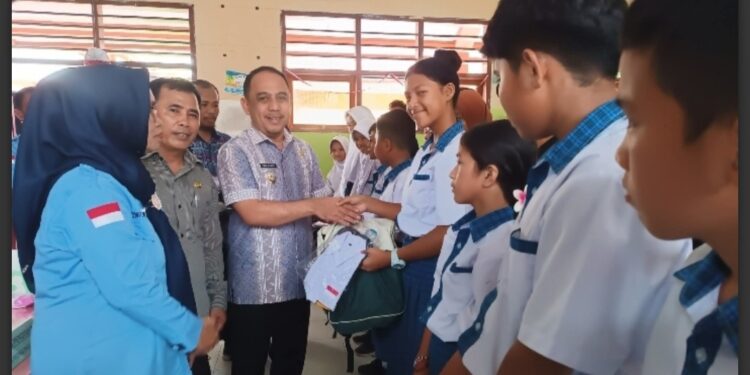 Bupati Yusra Alhabsy Serahkan 8.289 Paket Seragam Gratis Kepada Siswa SD Dan SMP Se-Bolmong