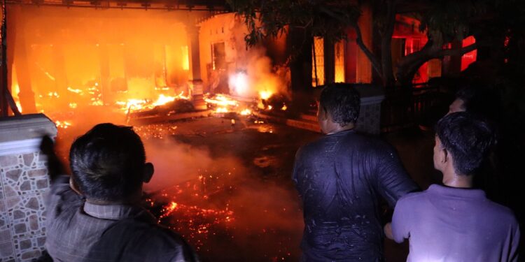 Rumah Warga di Desa Toluaya Terbakar, Damkar Bolsel Butuh Hampir Dua Jam Padamkan Api