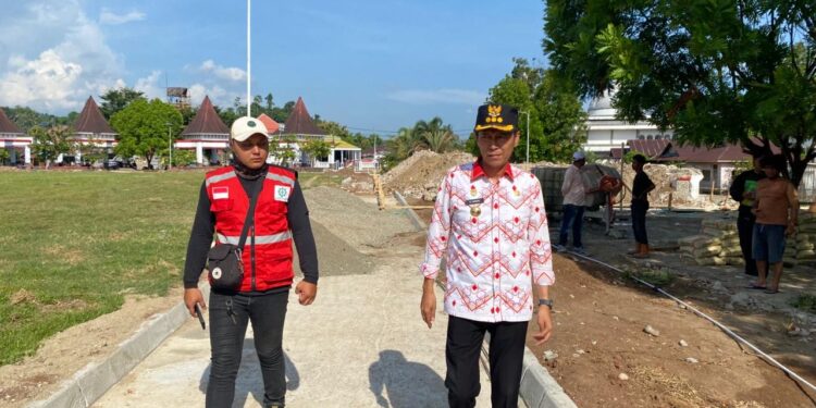Bupati Iskandar Kamaru Tinjau Progres Pembangunan Jogging Track dan Tribun di Alun-alun Molibagu