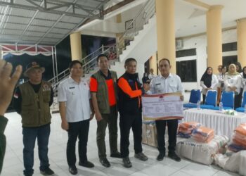 Bupati Yusra Alhabsy Dan Wabup Dony Lumenta Terima Bantuan dari BNPB RI Untuk Warga Bolmong Terdampak Banjir