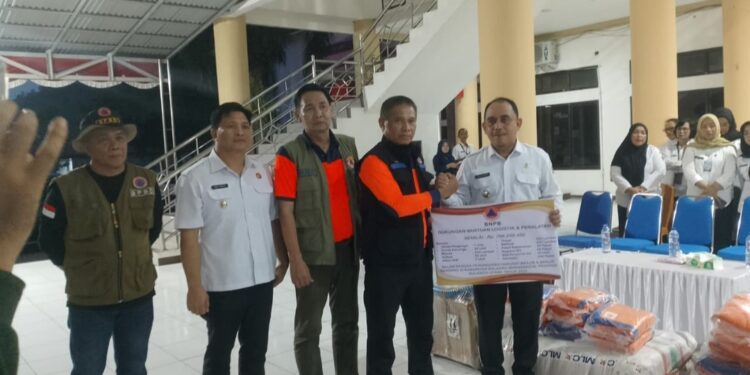 Bupati Yusra Alhabsy Dan Wabup Dony Lumenta Terima Bantuan dari BNPB RI Untuk Warga Bolmong Terdampak Banjir