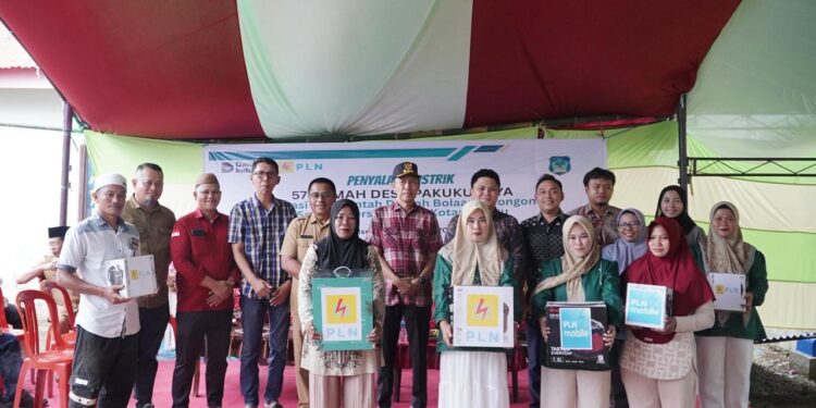 Pemkab Bolsel dan PLN UP3 Kotamobagu Resmikan Penyalaan Listrik bagi Korban Banjir Bandang di Pakuku Jaya
