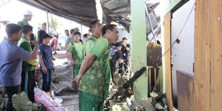Wali Kota Tinjau Lokasi Kebakaran di Tumubui, Serahkan Bantuan Darurat