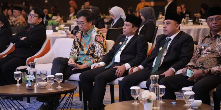 Wali Kota Weny Gaib Hadiri Penyerahan Anugerah Mapalus Pendidikan 2025