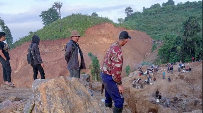 Penutupan Tambang Oboy Di Kecam Warga,Jelang Natal Kami Cari Nafkah Di Mana?