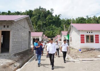 Bupati Iskandar Kamaru Tinjau Progres Pembangunan Rumah Bantuan di Desa Motandoi