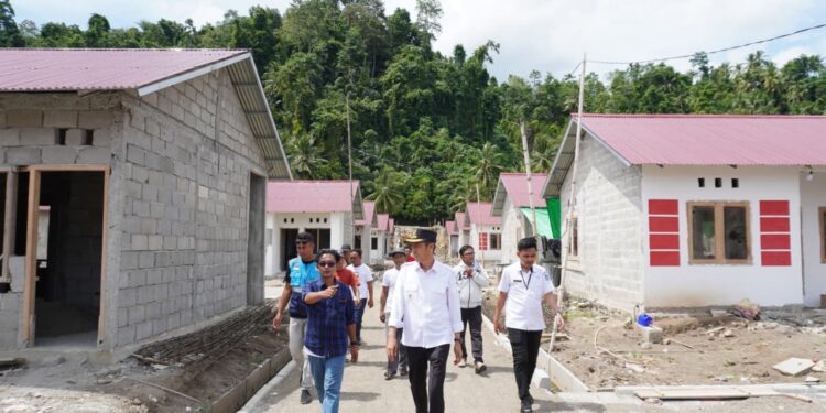 Bupati Iskandar Kamaru Tinjau Progres Pembangunan Rumah Bantuan di Desa Motandoi
