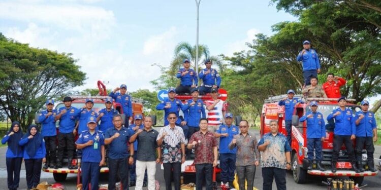 Wabup Dony Lumenta Serahkan Peralatan Pemadam Kebakaran Di Posko Tanggap Darurat Di 3 Kecamatan Bolmong