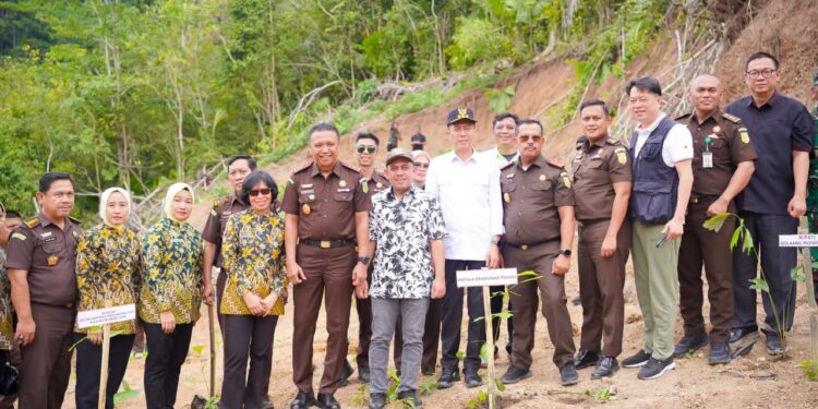 Kajati Sulut Ajak Bupati Bolsel dan Bolmong Penamaan Pohon di Oboy