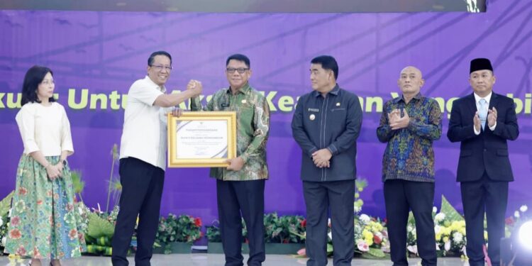 Pemkab Bolmong Mendapat Penghargaan Dari Menteri Hukum RI