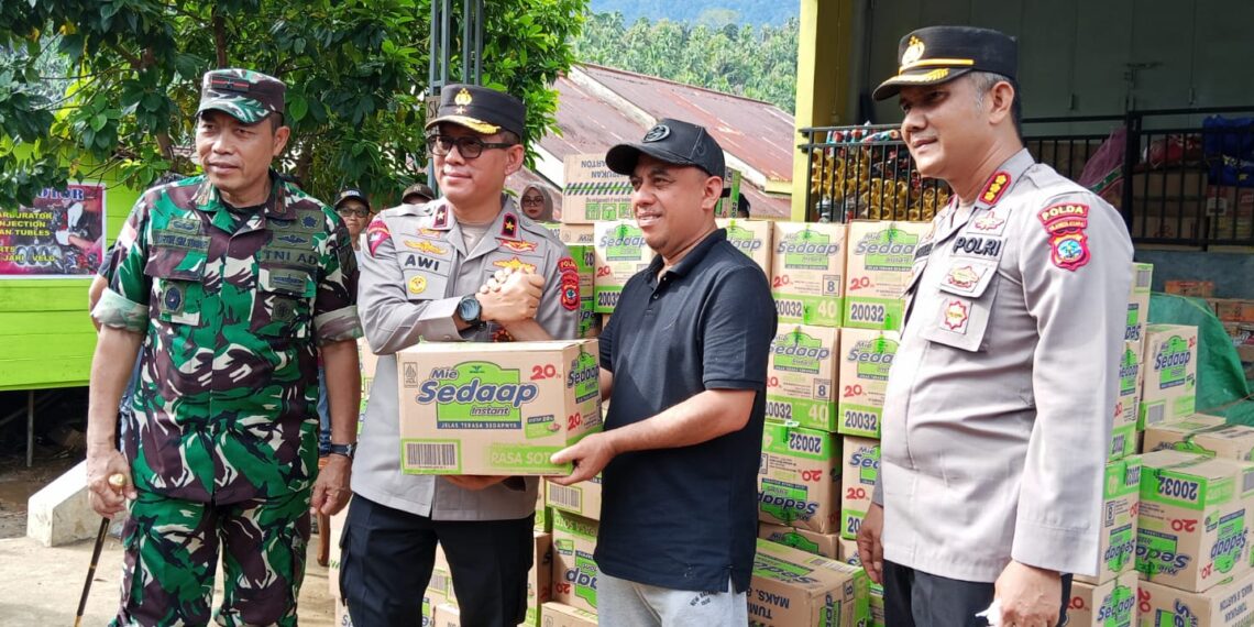 Polda Sulut Melalui Wakapolda Serahkan Bantuan Ke-Pemkab Bolmong Bagi Warga Korban Banjir
