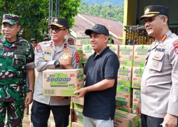 Polda Sulut Melalui Wakapolda Serahkan Bantuan Ke-Pemkab Bolmong Bagi Warga Korban Banjir
