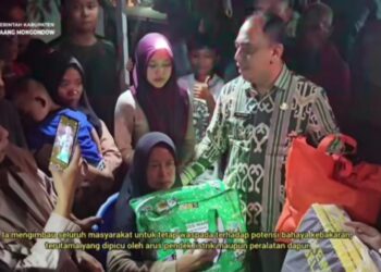 Bupati Yusra Alhabsy Turun Langsung Tinjau Kebakaran Di Kopandakan II Sekaligus Serahkan Bantuan Kepada Korban