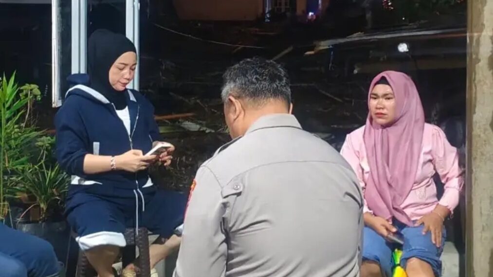 Ketua TP PKK Bolmong Kalsum Alhabsy Hingga Malam Hari Terus Salurkan Bantuan Makanan Siap Saji Bagi Warga Terdampak Banjir