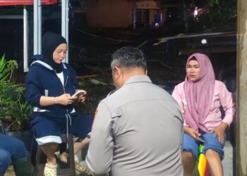 Ketua TP PKK Bolmong Kalsum Alhabsy Hingga Malam Hari Terus Salurkan Bantuan Makanan Siap Saji Bagi Warga Terdampak Banjir