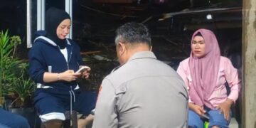 Ketua TP PKK Bolmong Kalsum Alhabsy Hingga Malam Hari Terus Salurkan Bantuan Makanan Siap Saji Bagi Warga Terdampak Banjir