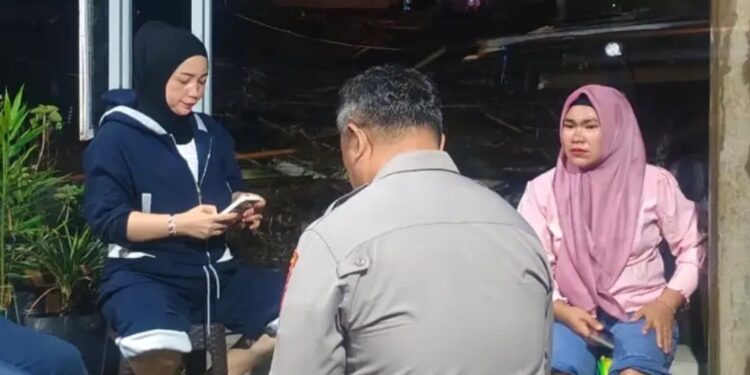 Ketua TP PKK Bolmong Kalsum Alhabsy Hingga Malam Hari Terus Salurkan Bantuan Makanan Siap Saji Bagi Warga Terdampak Banjir