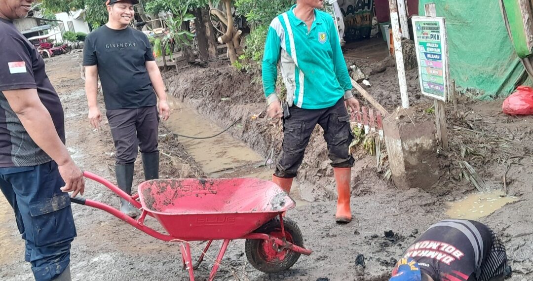 Masuk Hari Ke-3 Wabup Dony Lumenta Bersama SKPD Bolmong Pimpin Pembersihan Rumah Warga Terdampak Banjir