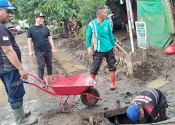 Masuk Hari Ke-3 Wabup Dony Lumenta Bersama SKPD Bolmong Pimpin Pembersihan Rumah Warga Terdampak Banjir