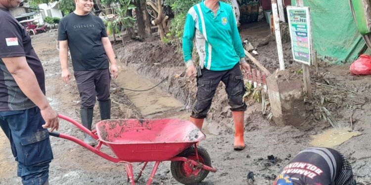 Masuk Hari Ke-3 Wabup Dony Lumenta Bersama SKPD Bolmong Pimpin Pembersihan Rumah Warga Terdampak Banjir