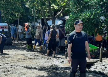 Masuk Hari Ke-3 Wabup Dony Lumenta Pimpin Pembersihan Rumah Warga Terdampak Banjir