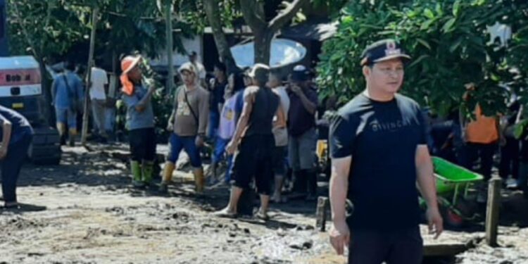 Masuk Hari Ke-3 Wabup Dony Lumenta Pimpin Pembersihan Rumah Warga Terdampak Banjir