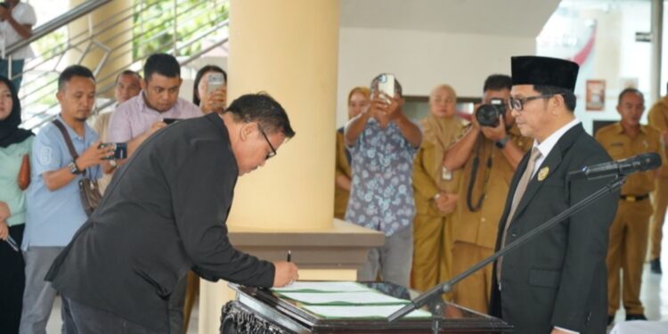 Wabup Dony Lumenta Lantik PLT Kapus Dan PLT Sekcam,Bupati Yusra: Tenaga Kesehatan Harus Profesional Dan Sabar