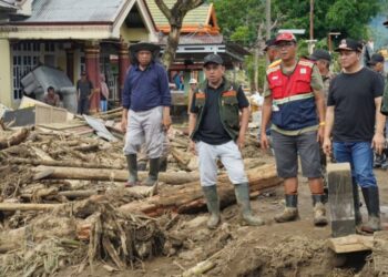 Respon Cepat Bupati Dan Wabup Yusra-Dony Terjunkan Personel Bersihkan Desa Solimandungan Akibat Banjir
