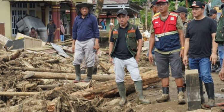 Respon Cepat Bupati Dan Wabup Yusra-Dony Terjunkan Personel Bersihkan Desa Solimandungan Akibat Banjir