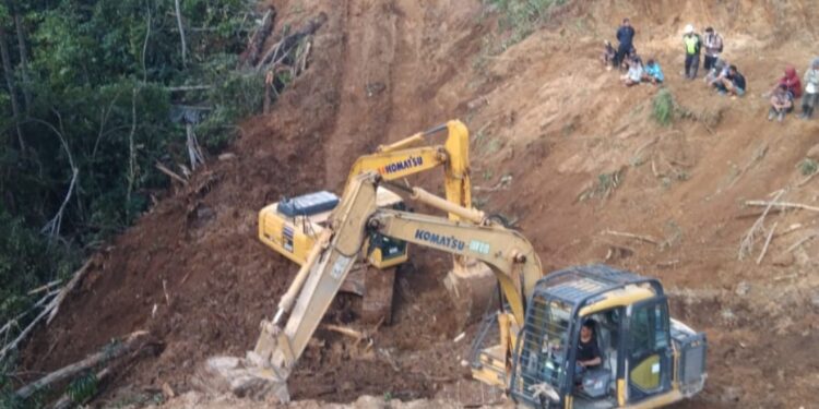 Pemkab Bolmong Turunkan Tim BPBD Bersama Basarnas Di Bantu TNI Polri Lakukan Pencarian Dan Evakuasi Korban Longsor Patung Bolingongot