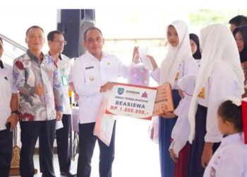 Pemkab Bolaang Mongondow Sulut Serahkan Bantuan Beasiswa Pendidikan bagi 30 Siswa Berprestasi