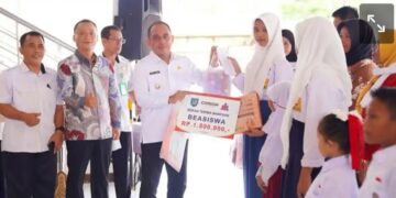 Pemkab Bolaang Mongondow Sulut Serahkan Bantuan Beasiswa Pendidikan bagi 30 Siswa Berprestasi