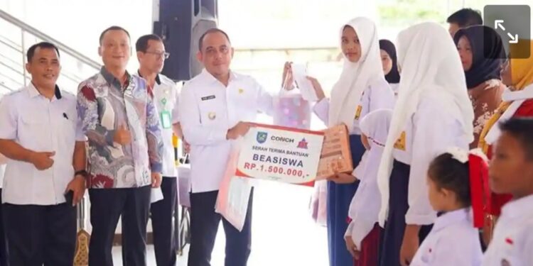 Pemkab Bolaang Mongondow Sulut Serahkan Bantuan Beasiswa Pendidikan bagi 30 Siswa Berprestasi