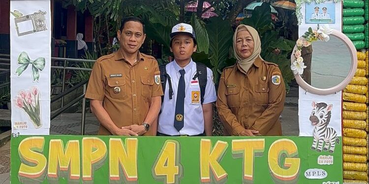 Beri Teladan Dukung Gerakan Ayah Mengantar Anak, Wali Kota Kotamobagu Antar Putra ke Sekolah