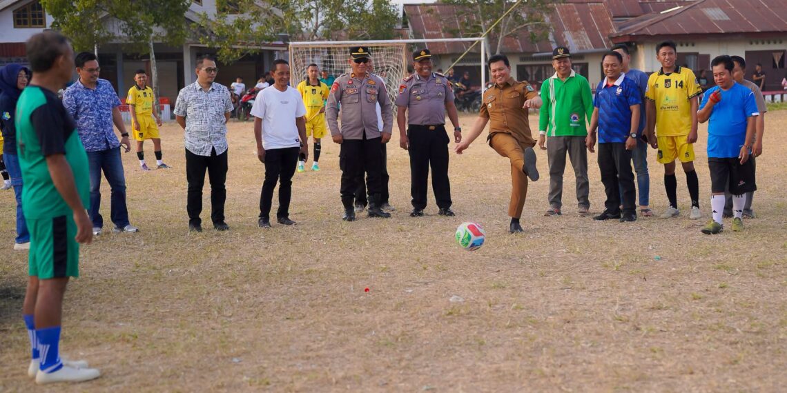 Wabup Dony Lumenta Tendang Bola Pertama Kick Off Laga Perdana Bola Kaki Mini Soccer Desa Mopait