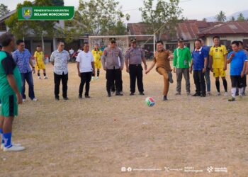 Wabup Dony Lumenta Tendang Bola Pertama Kick Off Laga Perdana Bola Kaki Mini Soccer Desa Mopait