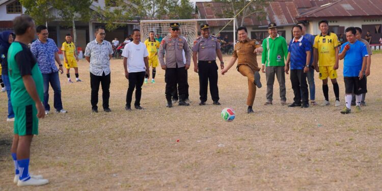 Wabup Dony Lumenta Tendang Bola Pertama Kick Off Laga Perdana Bola Kaki Mini Soccer Desa Mopait