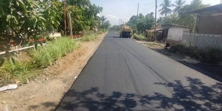 Yusra-Dony Tunjukan Komitmennya Setelah 30 Tahun Akhirnya Jalan Utama Tungoi Menuju Mopait di Aspal Hot