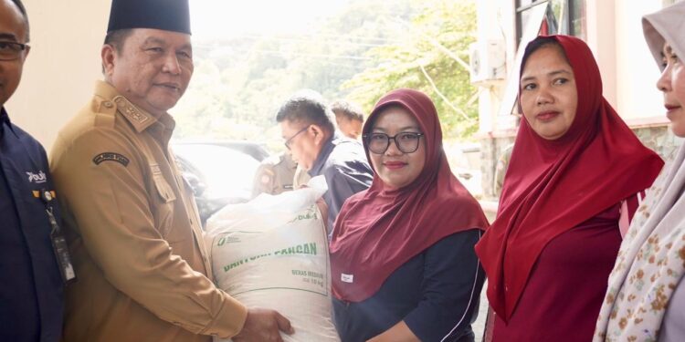 Deddy Abdul Hamid Hadiri Launcing Serta Penyaluran Bantuan Pangan