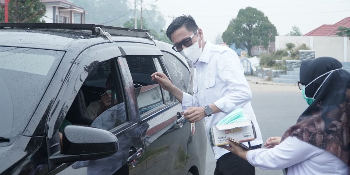 Asap Karhutla Selimuti Kabupaten Bolsel, Bupati Iskandar Kamaru Bagikan Masker kepada Warga