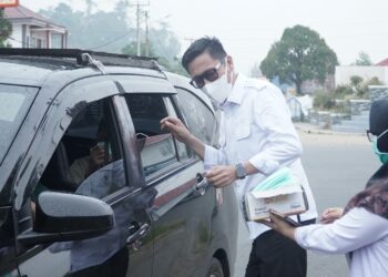 Asap Karhutla Selimuti Kabupaten Bolsel, Bupati Iskandar Kamaru Bagikan Masker kepada Warga