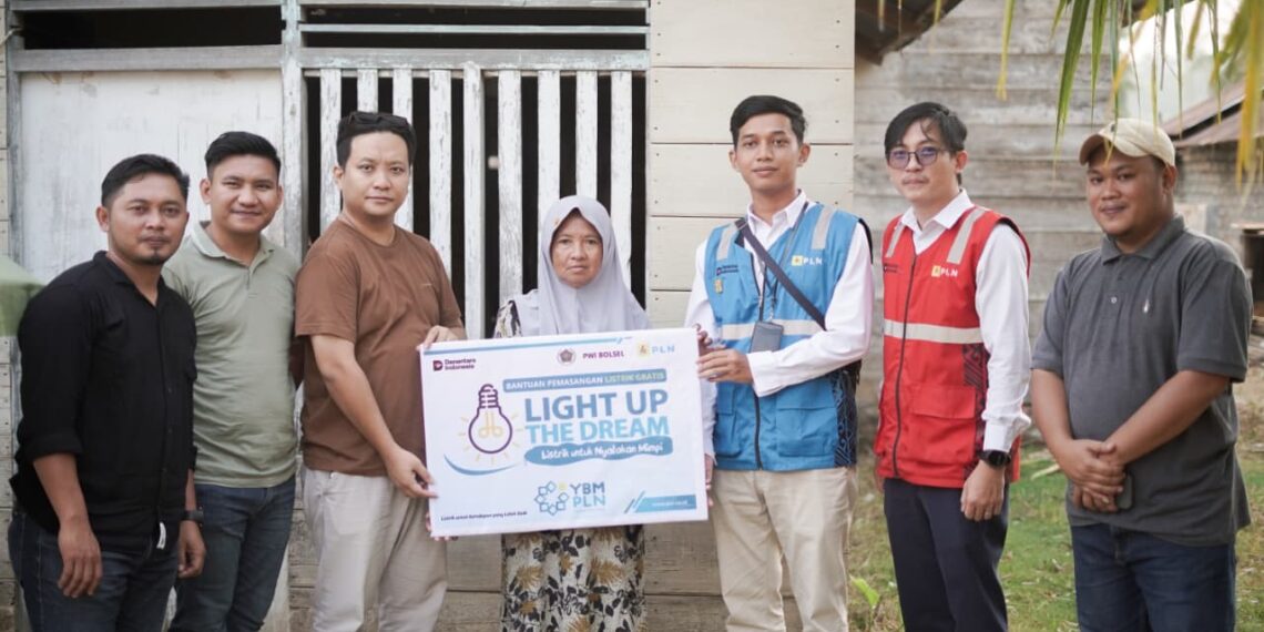PWI Bolsel dan PLN ULP Molibagu Kolaborasi Salurkan Bantuan Meteran Listrik Gratis bagi Warga Kurang Mampu